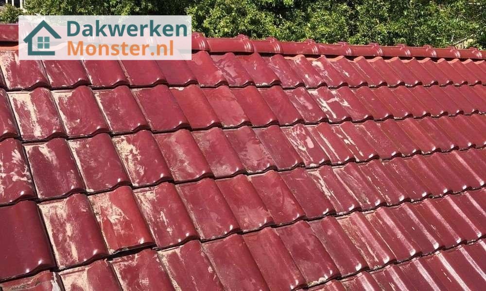 Rood pannendak aangelegd door dakdekker